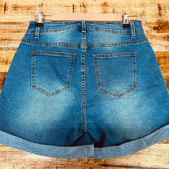 *NWT*BloomChic sz 10 embroidered shorts - Picture 2 of 4